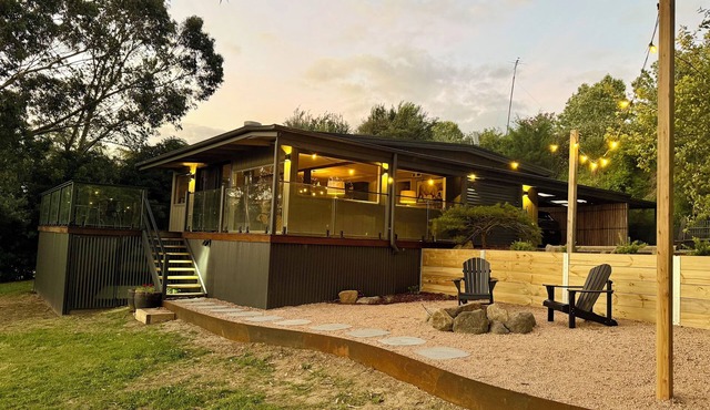 Stylish 2-Bed Home, Stunning View, Fire Pit, Festoon Lights, BBQ and walk to Pub