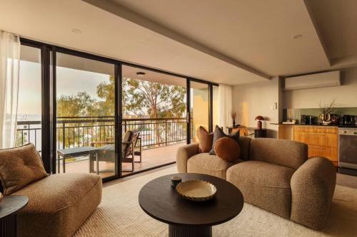 Stylish 2BR Rooftop Pool, Walk to CBD & River