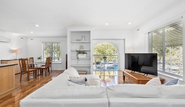 Stylish Apartment Overlooking Majestic Tree Lined Park, 5 Mins Walk to Zoo