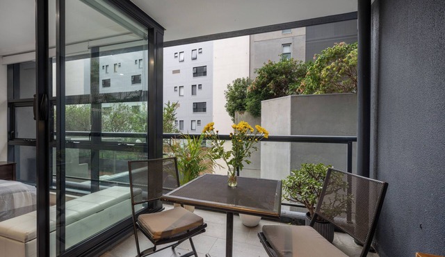 Stylish CBD Surry Hills Apt w/Pool, Gym & 2 Monitor Ergonomic Chair Workstation
