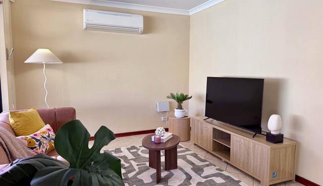 Stylish Central Retreat | Minutes to Airport & CBD