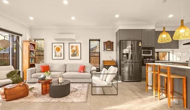 Stylish Family Home w/A/C, 5 mins to Westfield in Upper Mount Gravatt