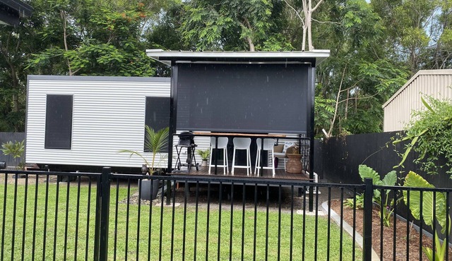 Stylish guesthouse short bush walk to beautiful swim beach.