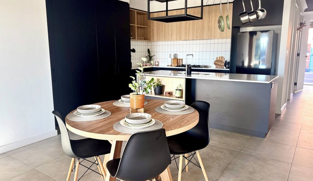 Stylish Industrial 2BR: Free Parking/Near CBD/Tram - Free fast wifi