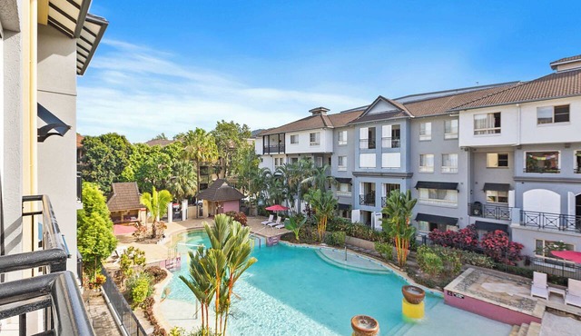 Stylish Lakeside Apartment w/Spa Bath & Pool View