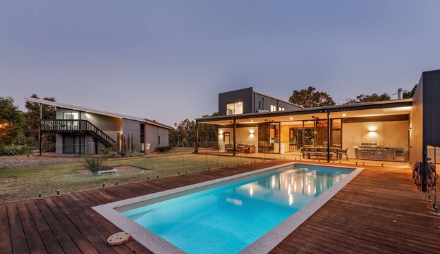 STYLISH & LUXE CONTEMPORARY ESCAPE SURROUNDED BY GORGEOUS NATURAL BUSHLAND