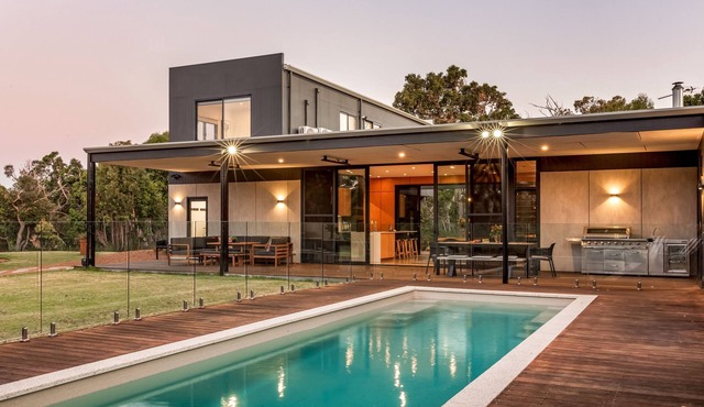 STYLISH & LUXE CONTEMPORARY ESCAPE SURROUNDED BY GORGEOUS NATURAL BUSHLAND