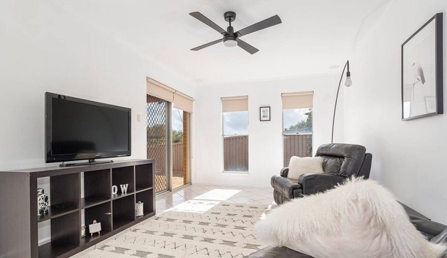 Stylish modern unit close to beaches and town