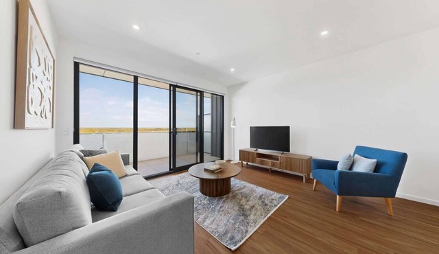 Stylish New Apt near Westfields with Parking