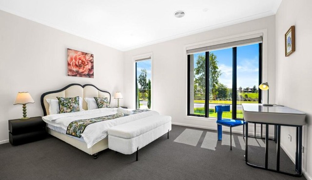Stylish Park-fronted Luxury Grand Family House!