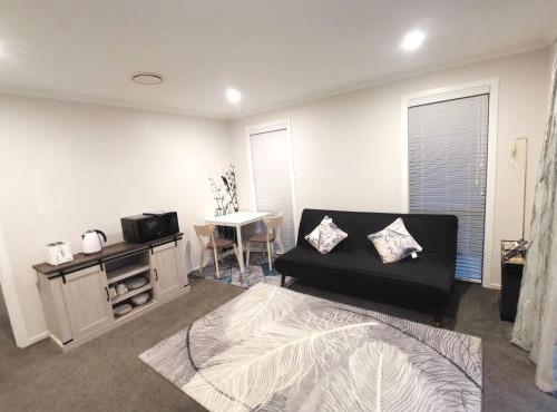 Stylish Private Guest House Ensuite -Private Bathroom & Spacious Private Lounge in Rolleston