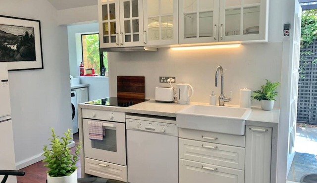Stylish Private Studio for 2★Close to Beach★Free WiFi★Netflix★Parking