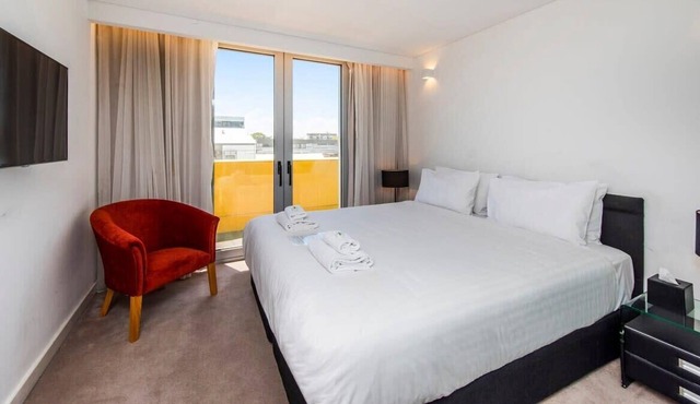 Stylish Room - Enjoy City Views on Rooftop Terrace
