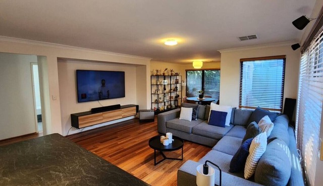 Stylish & Spacious 3 Bed 2 Bath Home in Doubleview. Perfect for Family & Groups!