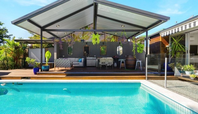 Stylish Tropical Family Retreat with Private Pool Near Cairns Esplanade