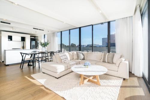 Sub-Penthouse with Lake Views, Kingston Foreshore - Hosted by Canstay