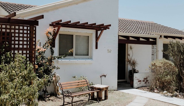 Sun drenched 70s beach house. Close to shops and beaches 🏖️