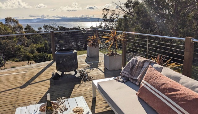 Sun-drenched with spectacular views. Central location for exploring Bruny.