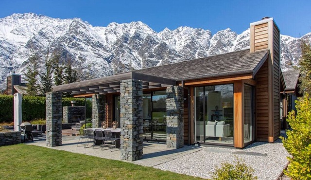 Sun Peaks Villa | Outdoor fireplace & hot tub | 2 mins to Jack`s Point golf in Kawarau Falls