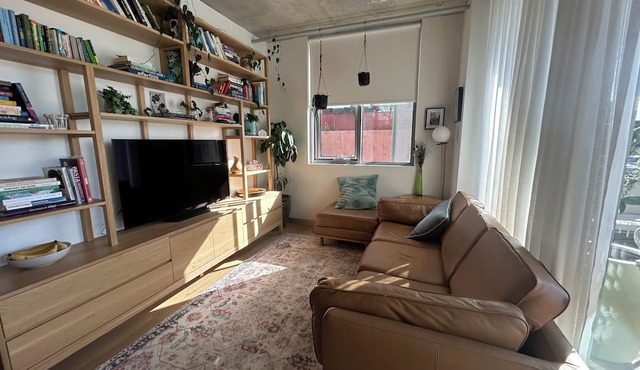 Sunlit 2BD Apartment with Parking, Brunswick in Brunswick