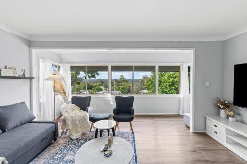 Sunlit 3BR Upstairs Living at Woodridge