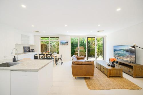 Sunlit Det House, N Sydney , 3BR 3BA with Pvt Parking&Metro Nearby