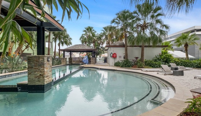 Sunny 2-Bed in Valley with Premium Amenities