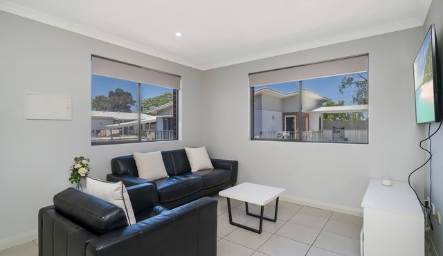 Sunny 2-Bed in Quiet Location with Balcony