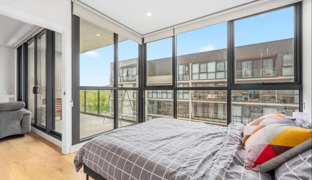 Sunny & Bright 2BR Retreat with Parking in Lyneham