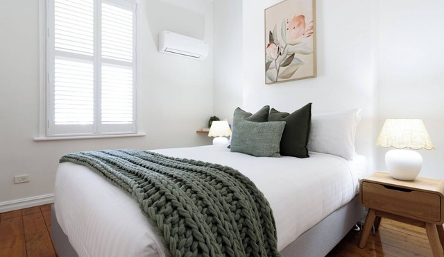 Sunny Cottage Retreat Close to Town Delights