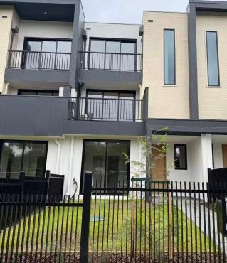 Sunny Nook Townhouse by Mooroolbark Train Stop Ground Floor Self Check-in