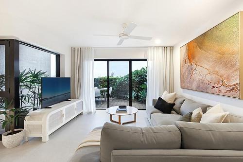 Sunrise Luxury Beach Retreat With Views
