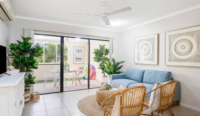 Sunrise Palms - Resort-style Escape by the Esplanade