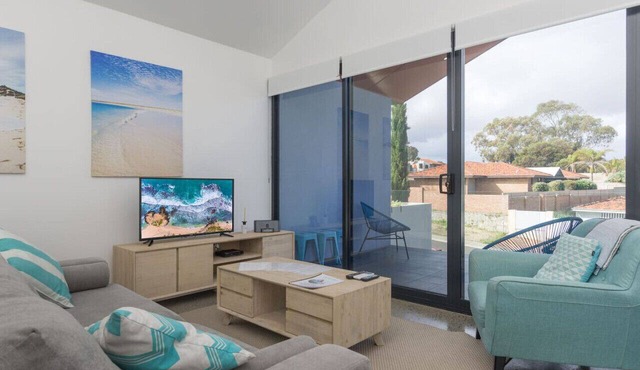 Sunset Apartments - Blue Apt! 2BR - 100m to shops.