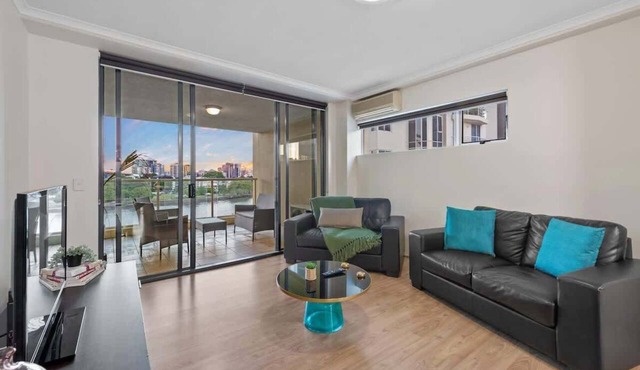 Superb! 2Bed, 2Bath, 1Car, VIEWS ~ CBD