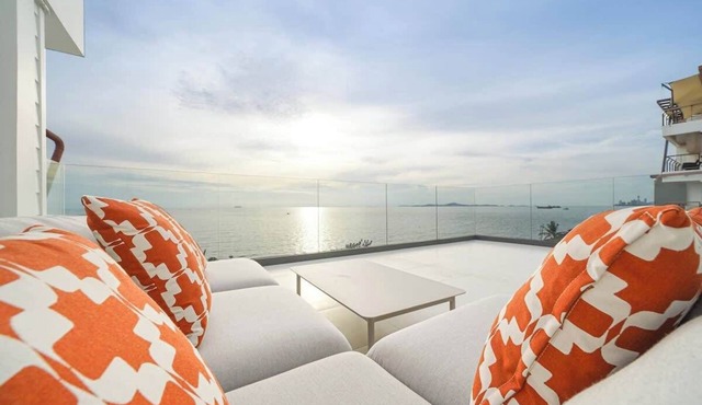 Surf Beach House Pool Villa in Muang Pattaya