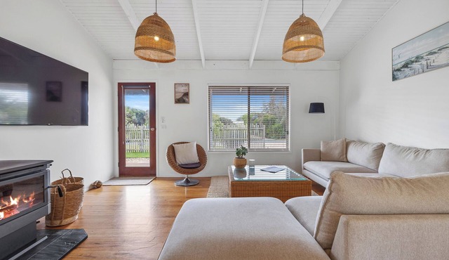 Surf Beach Retreat, 200 mtrs from Surf Beach, family holiday games, free WiFi