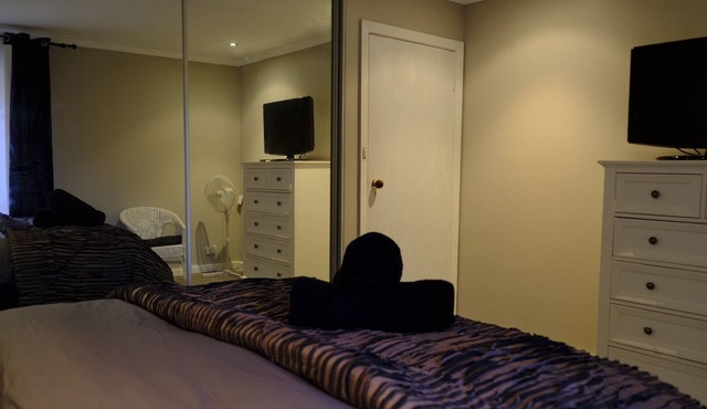 Swan Hills Retreat: Pool, Hikes, BBQ, Outdoor dining, Wifi and Netflix!