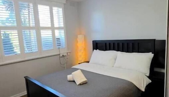 Sweet studio in North Melbourne with parking.