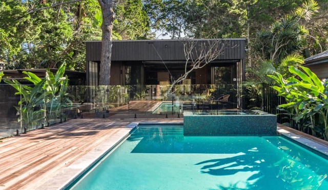 Tallowood - luxury beach house with pool & studio