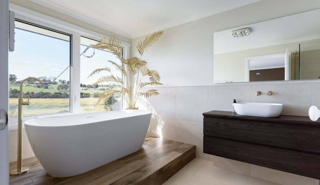 Tamar River Hideaway w/Spa & Workspace