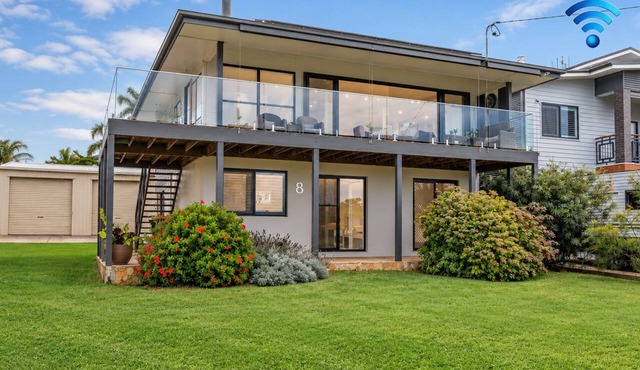 Tanapaser – spacious centrally located home with fireplace