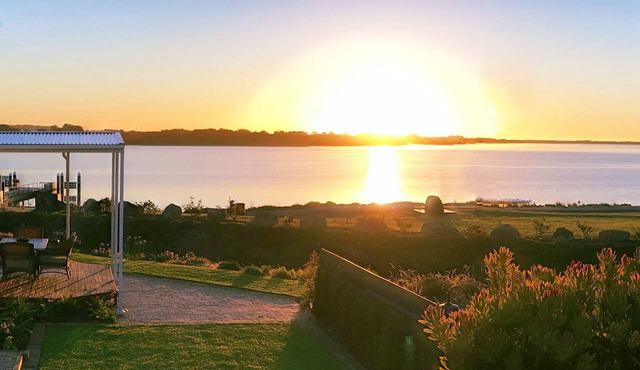 The Admiral Riverside Studio 1 - Waterfront Accommodation in the Goolwa Township