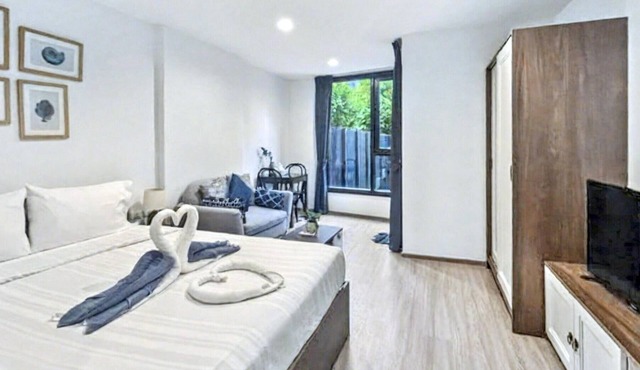 The Base - New Studio Great location, shared Pool in Tambon Wichit
