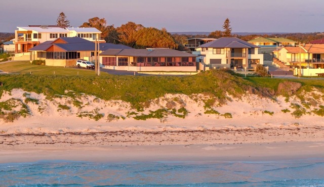 The Bay House, Beachfront Ocean Views- right on one of Perths best Beaches.