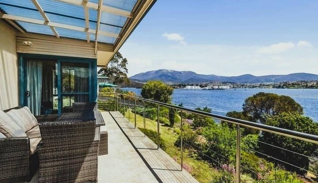 "The Bay Waterfront" - 10 Min to CBD, Sleeps 9.