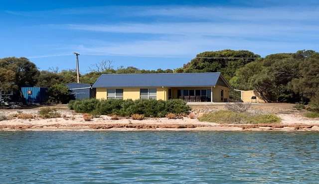 The Beach House - Spectacular Location - Privacy - Right on the Beach