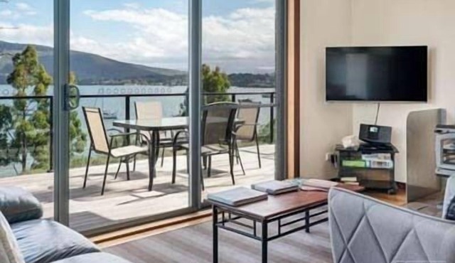 The Beach House- stunning views and private hot tub