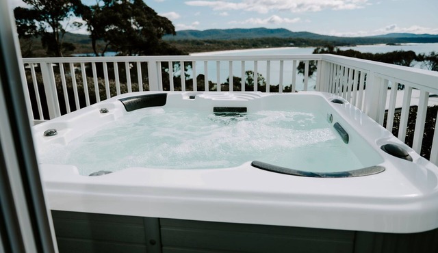 THE BILLOWS - BINALONG BAY. Hamptons style escape overlooking the Bay of Fires.
