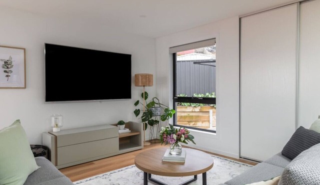The Crescent, a modern townhouse near LGH & parks. Pet-Friendly!